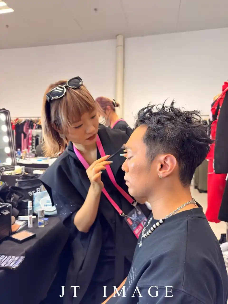 周杰伦嘉年华演唱会 幕后妆造合作：